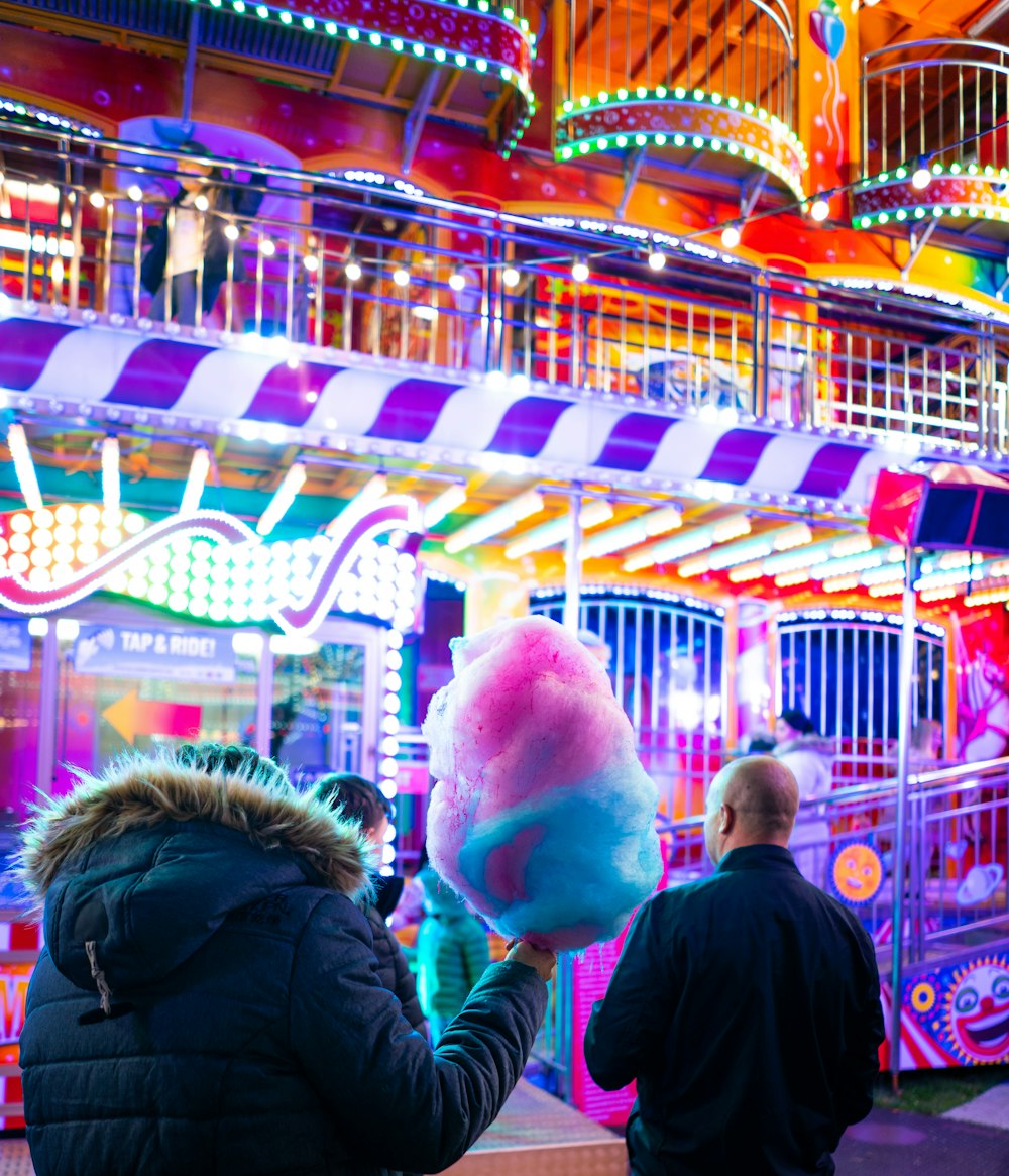 Person mit rosa und blauer Zuckerwatte