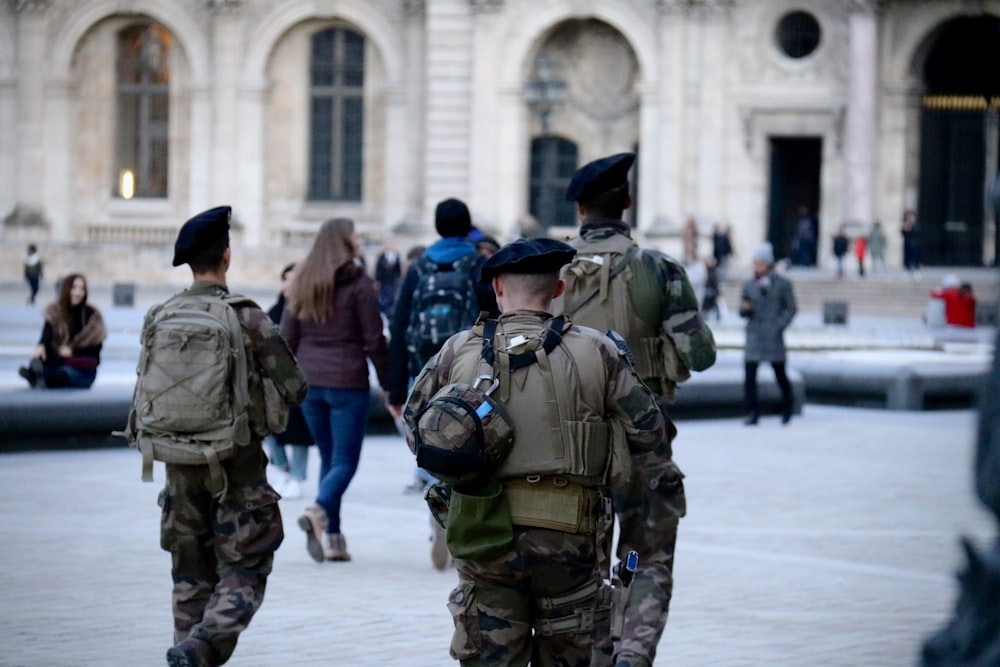 Hombres con uniforme del ejército cerca de un edificio durante el día