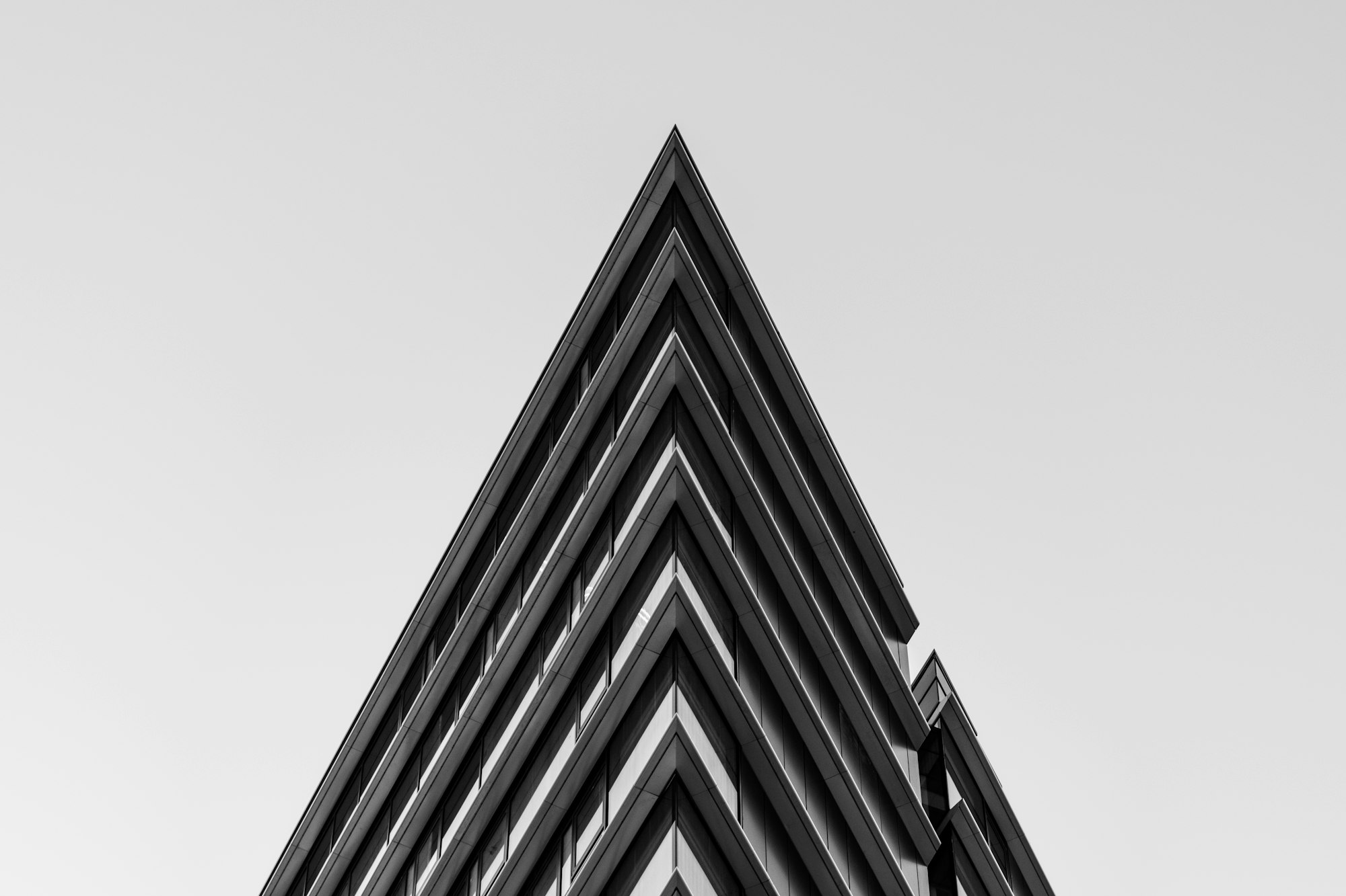 Schwarz-Weiß-Aufnahme eines Gebäudes mit spitzer Dachkante