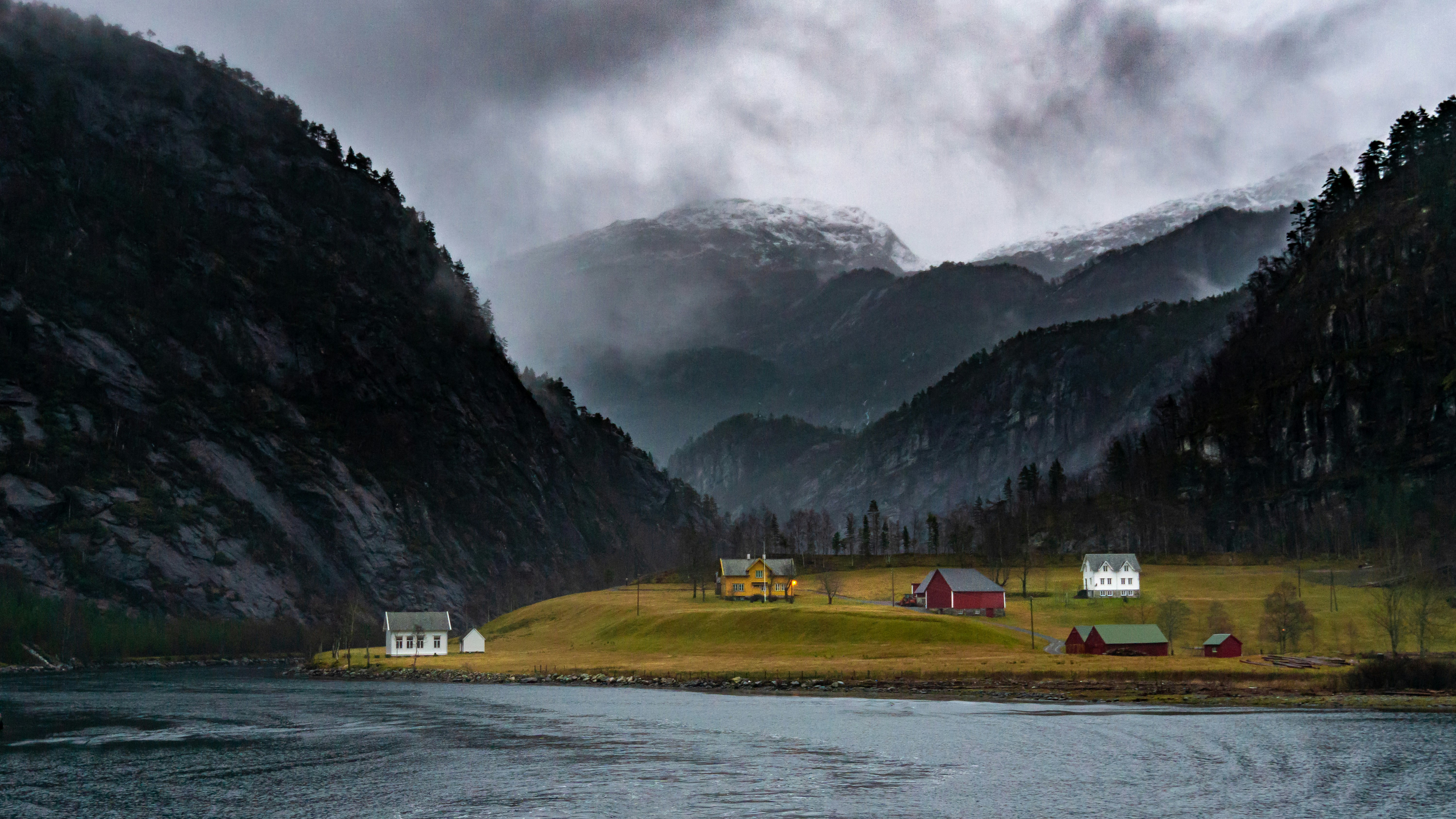 houses in near mountains and trees during daytime