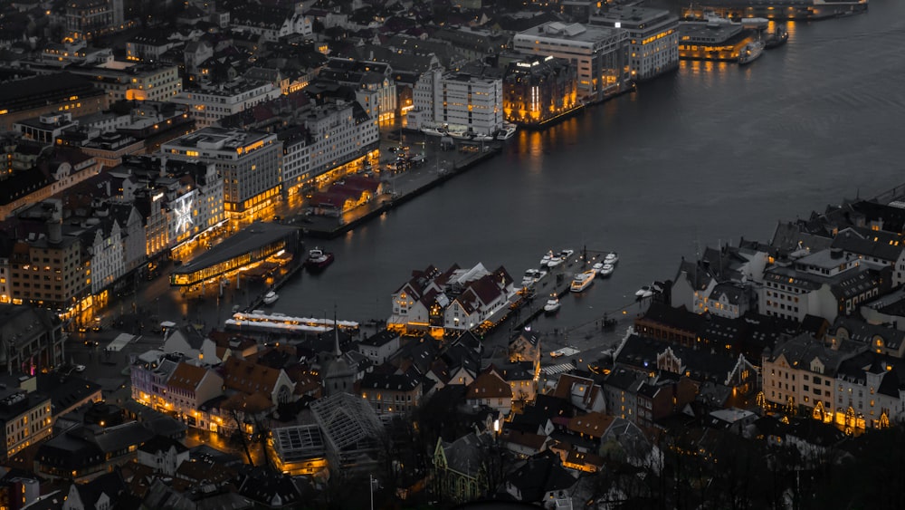 graues und orangefarbenes Stadtfoto