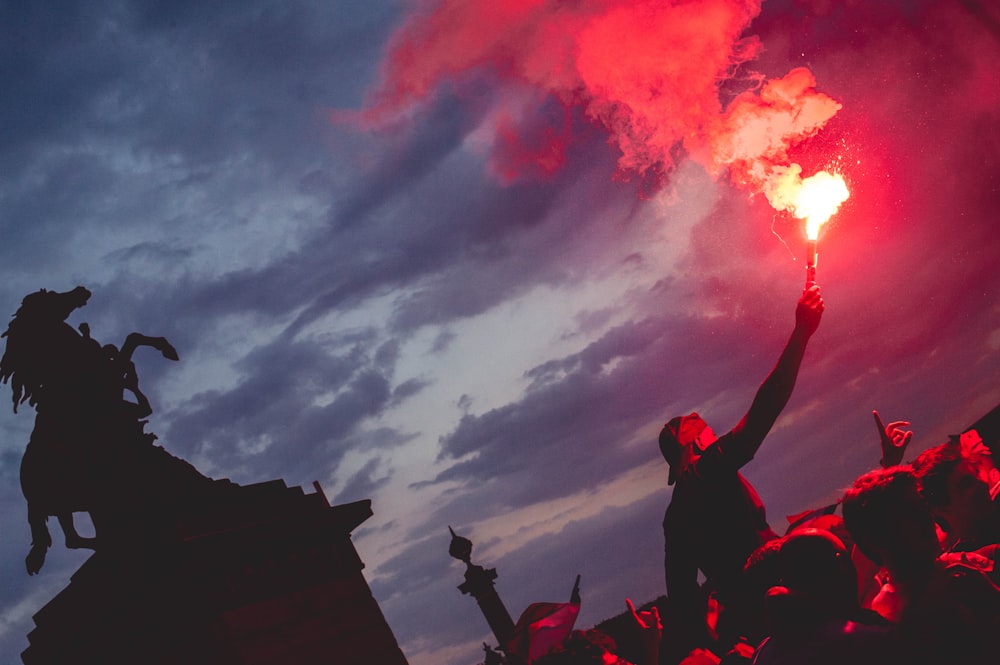 hombre sosteniendo la antorcha roja