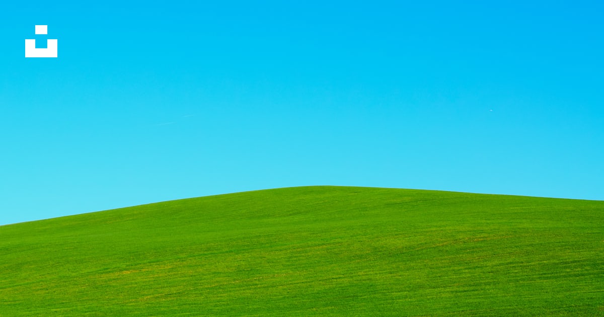 Foto zum Thema Grüner Hügel unter blauem Himmel Kostenloses Bild zu