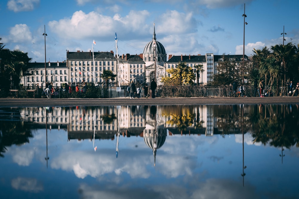 Photographie de bâtiment de dôme blanc et noir