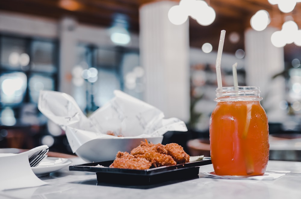 pollo fritto e succo in barattolo di vetro