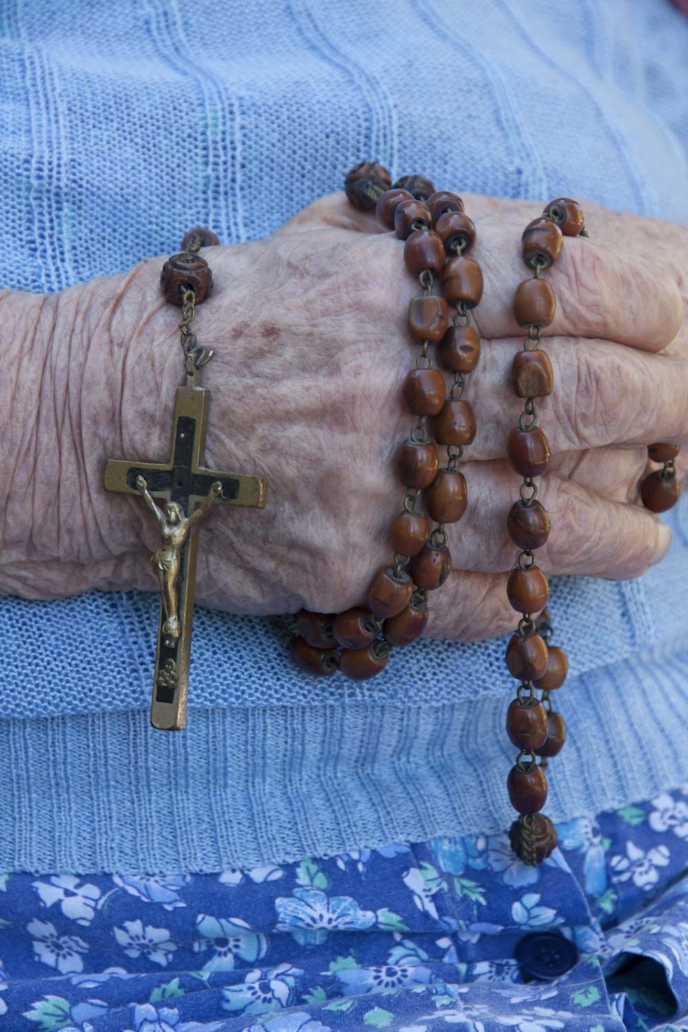 Persona sosteniendo el rosario