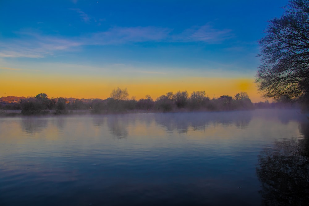 specchio d'acqua durante il giorno