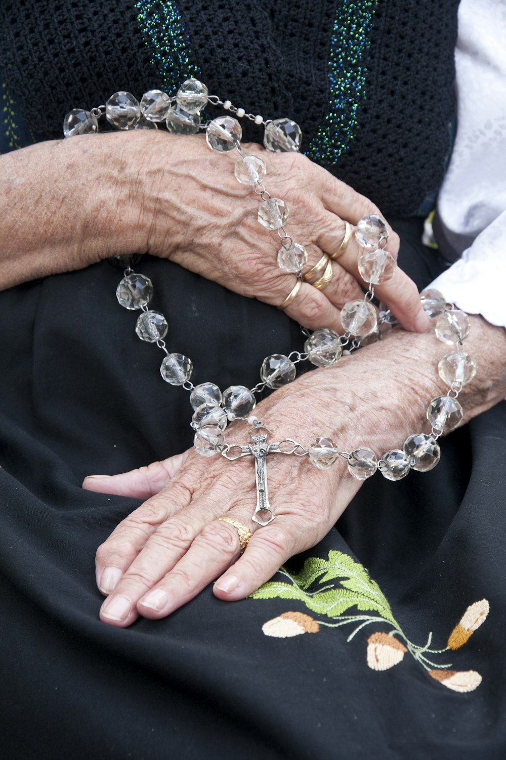 klarer Rosenkranz mit Perlen