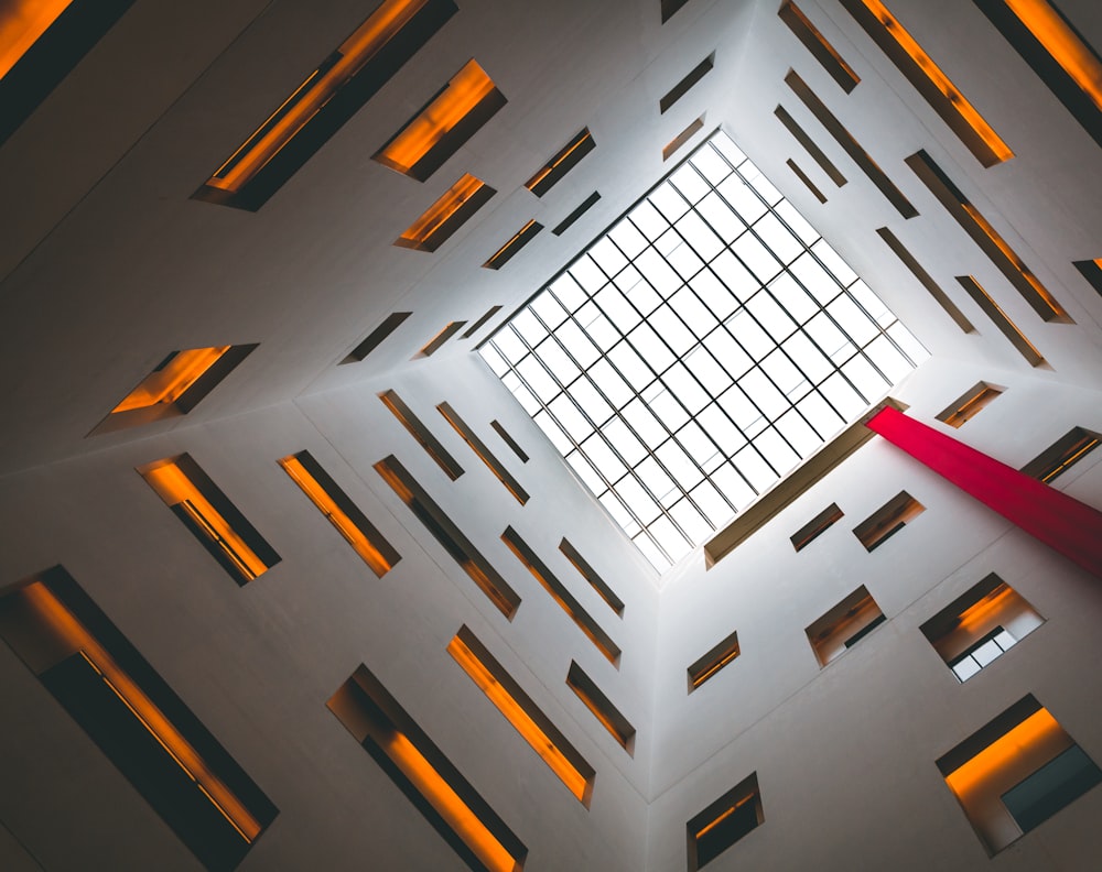 Vue de dessous d’un bâtiment en béton blanc