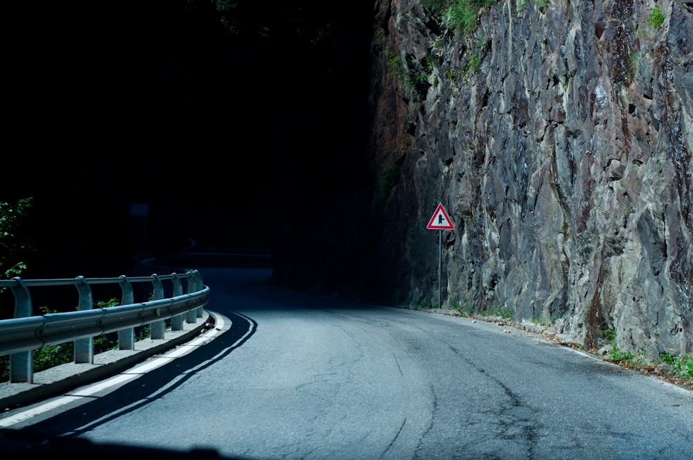 strada con segnaletica di curva