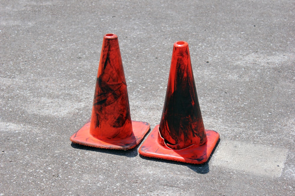dois cones de tráfego vermelhos