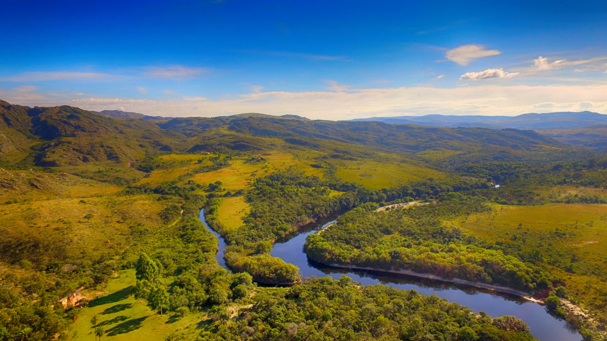 The Rio Parauninha winding through green hills in the Serra do Cipó, seen from above