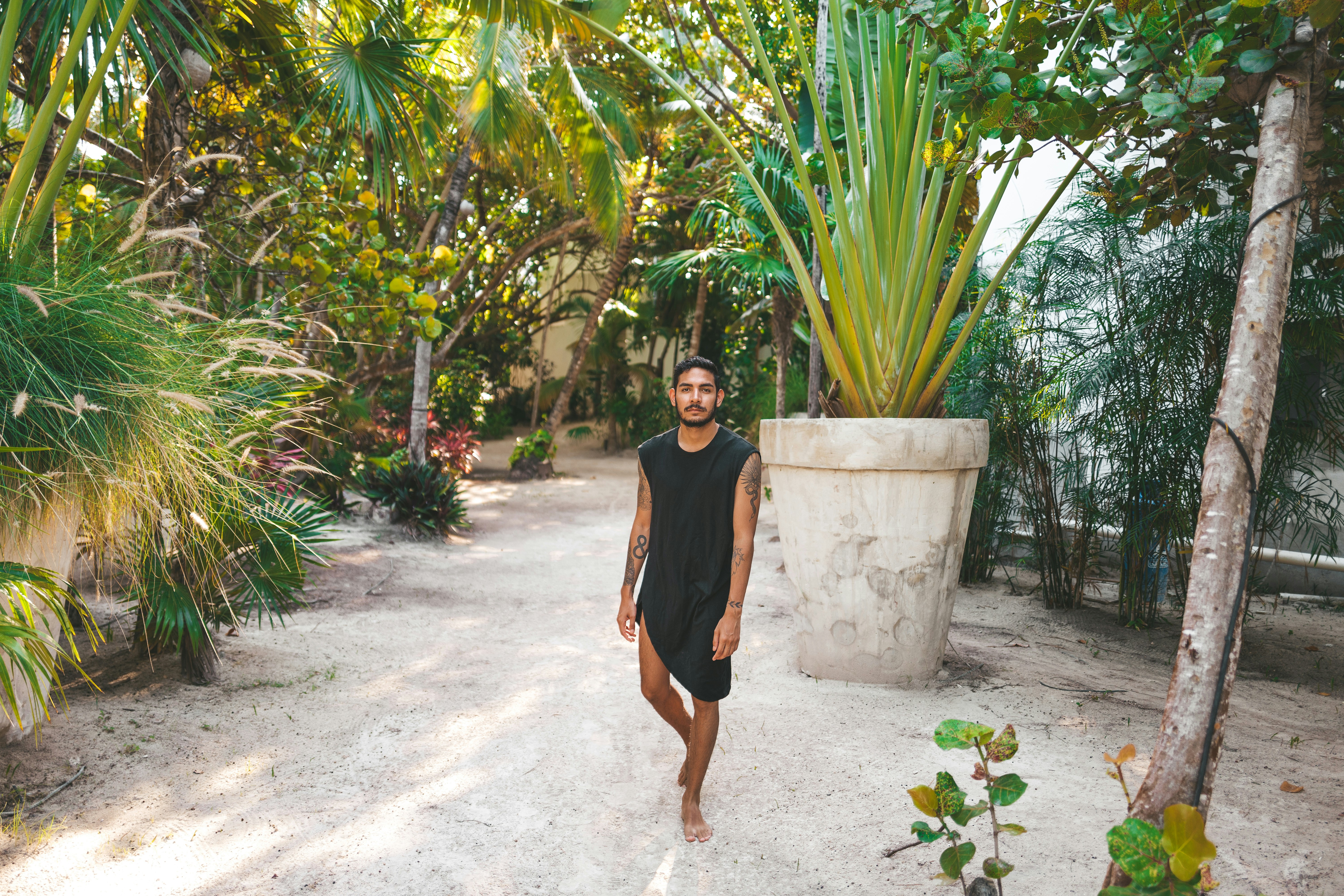 man wearing black shirt