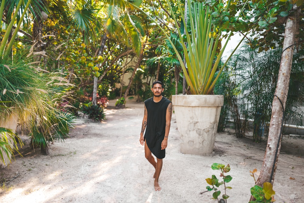 man wearing black shirt