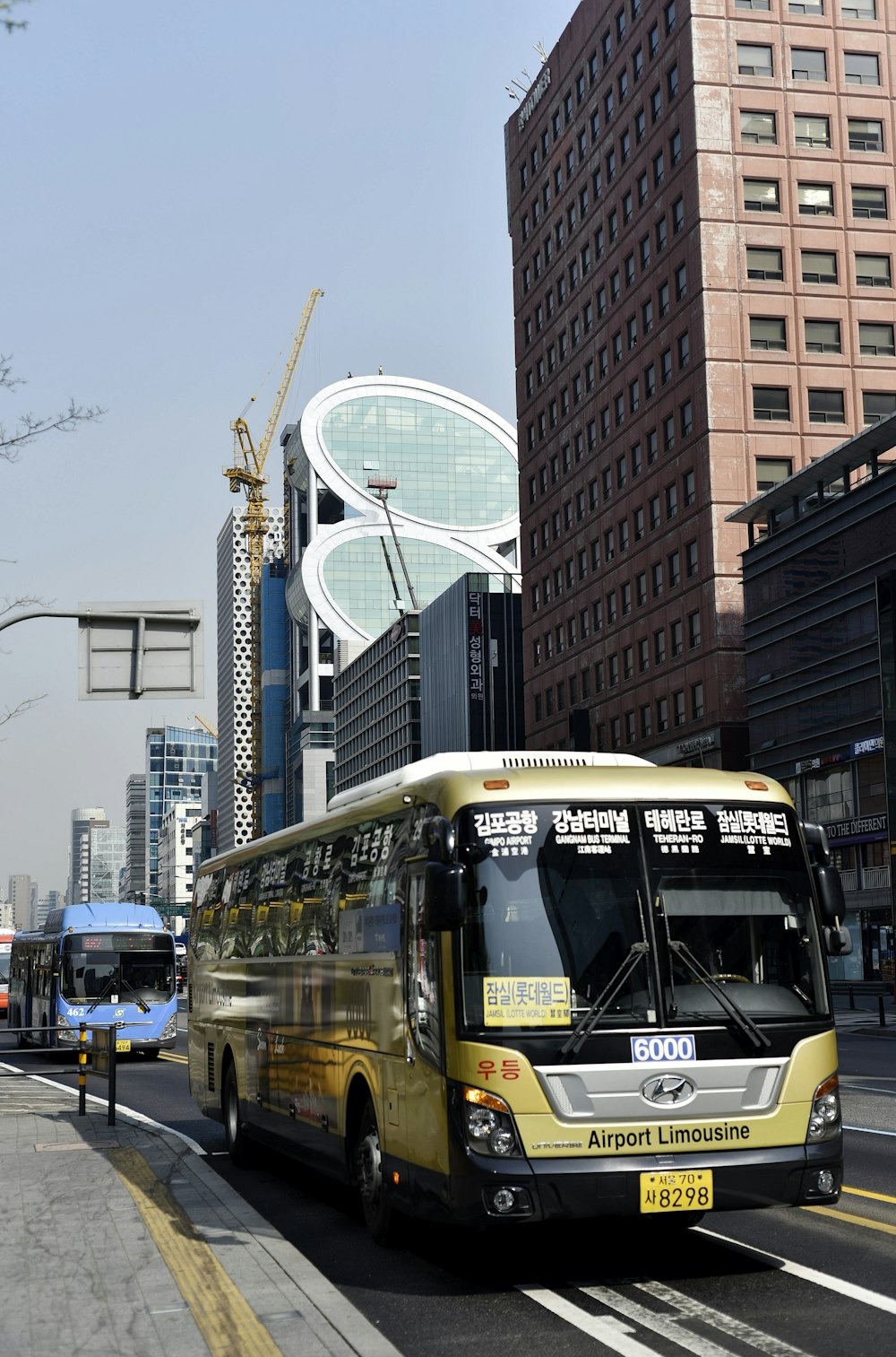 도로에 노란색과 검은 색 버스