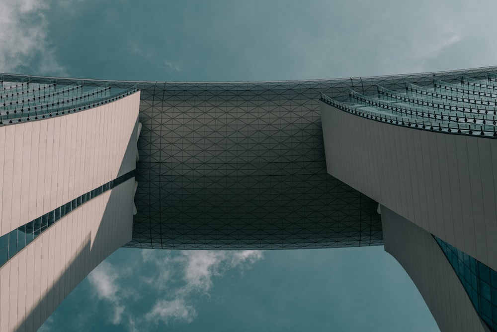 Foto de vista de gusano de un edificio de hormigón gris