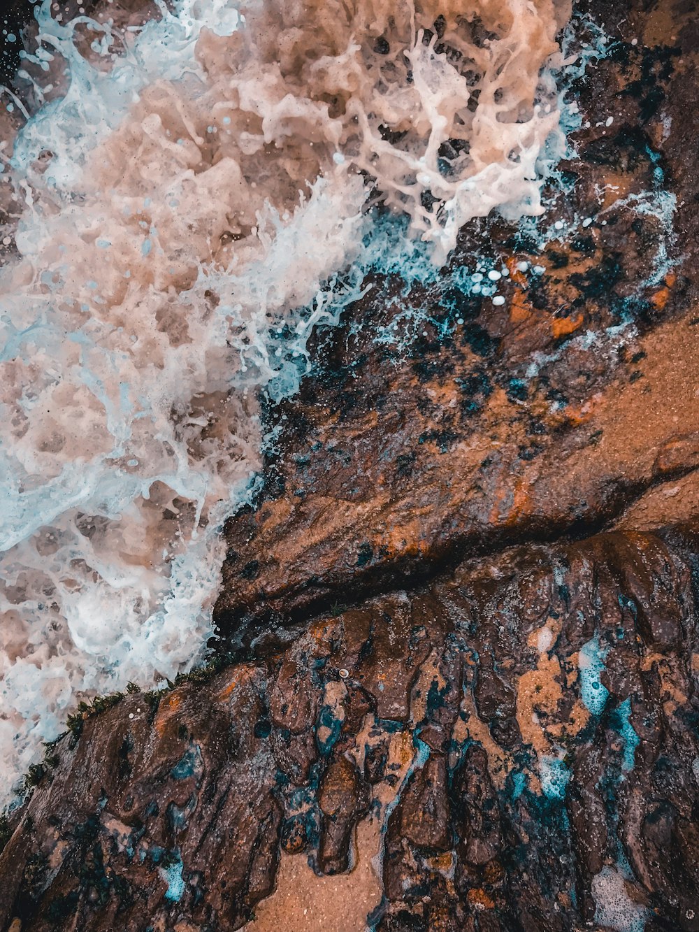 Fotografia com vista superior para as ondas do mar