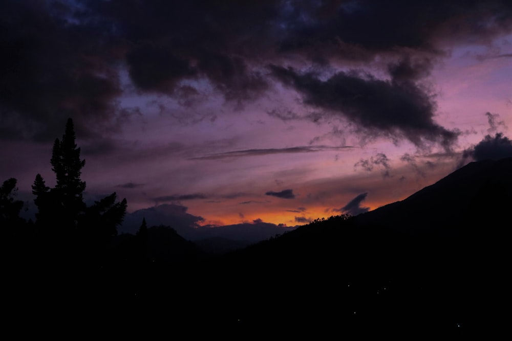 silueta de montaña y árboles