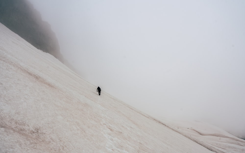 homme marchant sur un champ enneigé