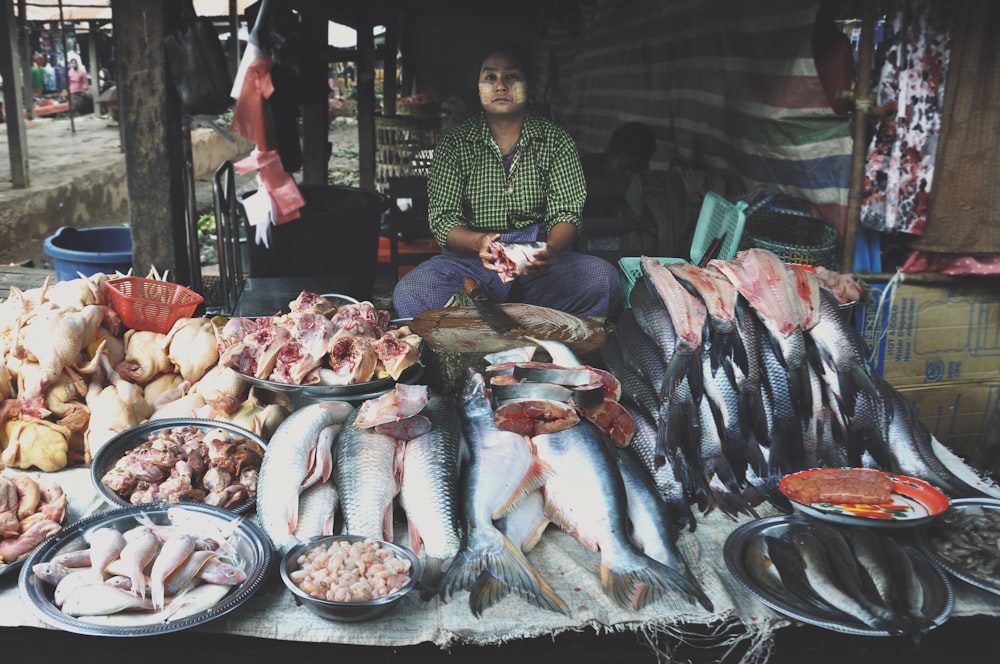 El hombre vende pescado