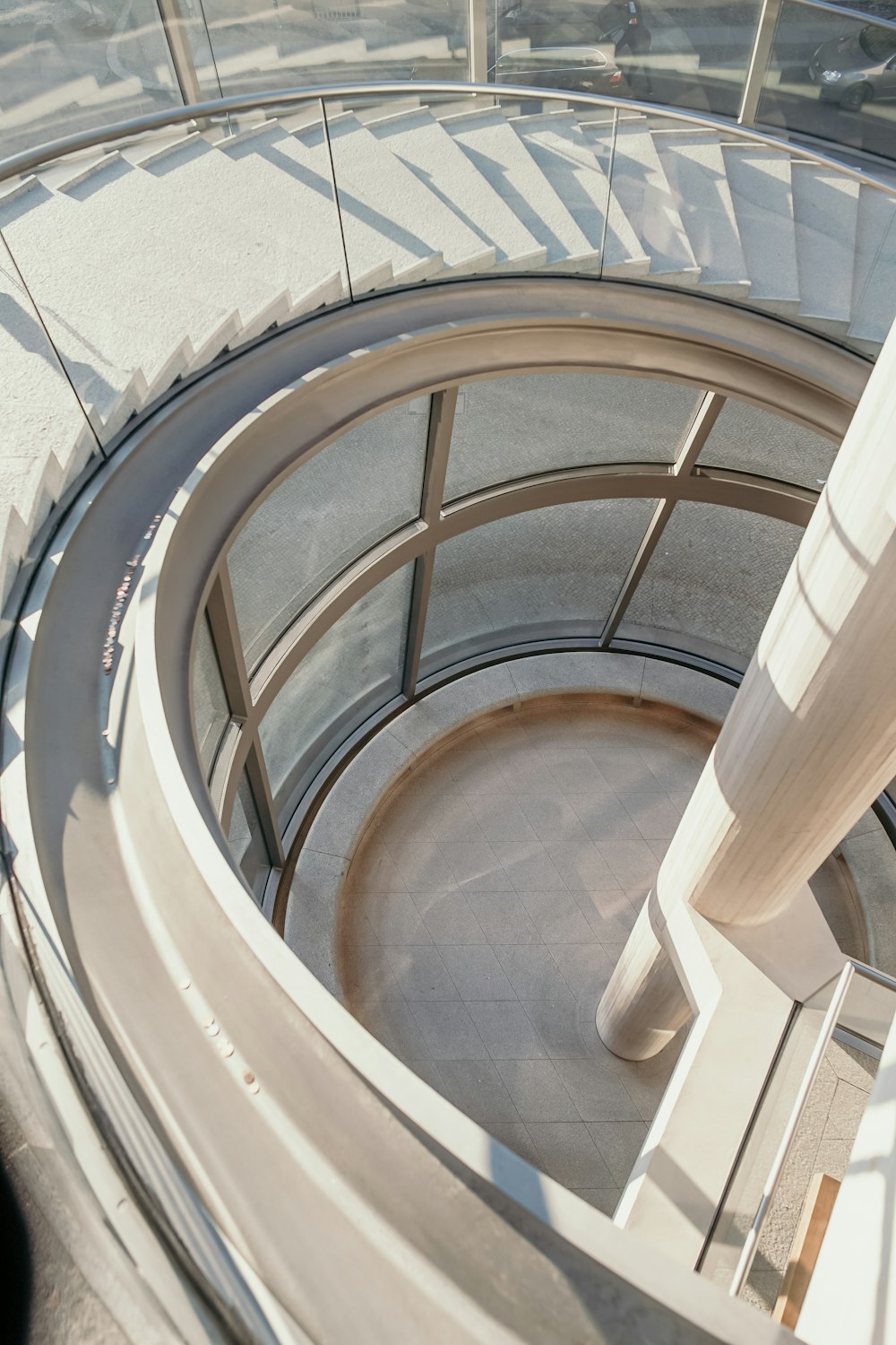 Weiße Wendeltreppe tagsüber