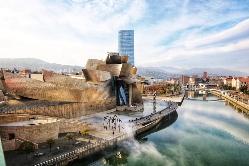 Il Guggenheim di Bilbao avvolto nella foschia