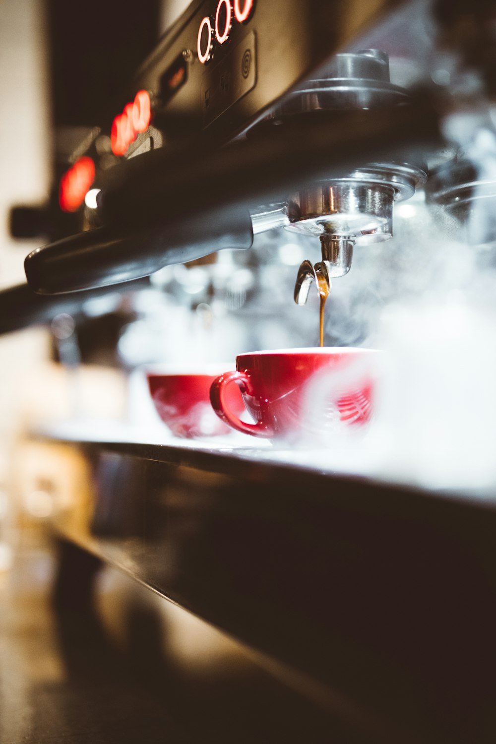 Espresso versé sur une tasse rouge