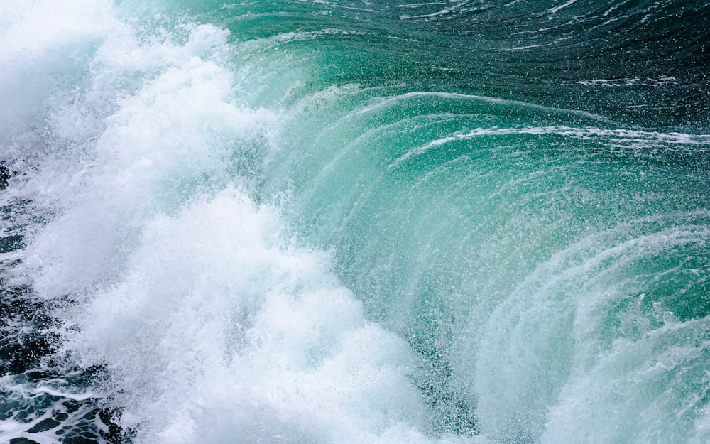 Fotografía de primer plano de las olas del mar