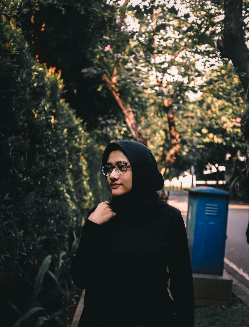 donna in abito nero abaya