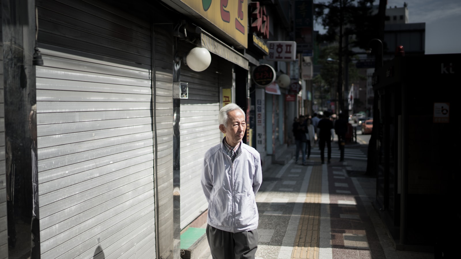 Sony a7 II + Sony Distagon T* FE 35mm F1.4 ZA sample photo. Man walking near roller photography