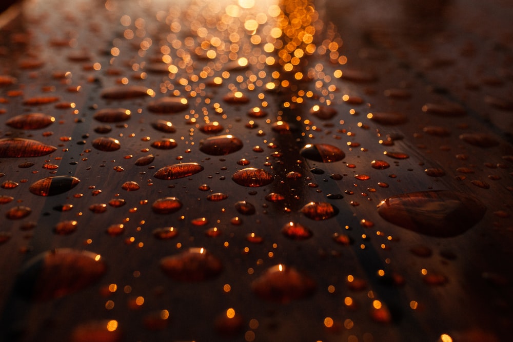 vista del pavimento con goccioline d'acqua