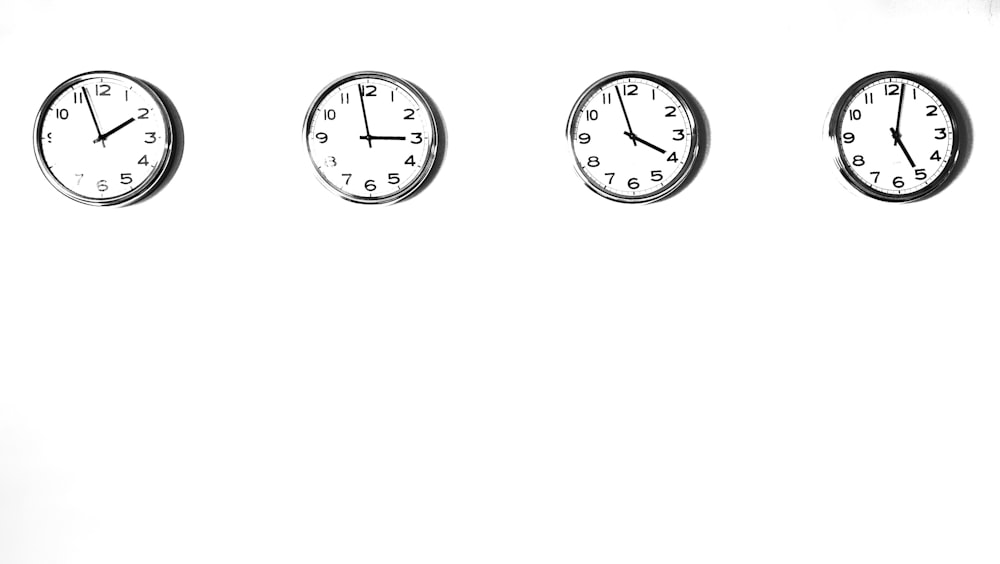 illustration d’horloge blanche et noire à quatre ronds