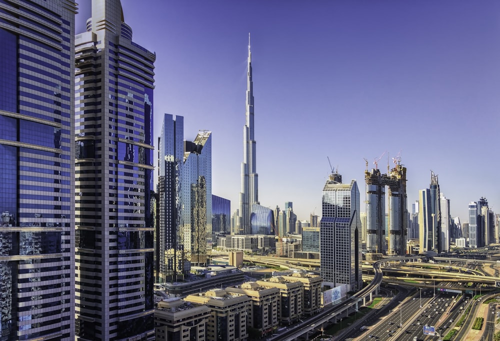 Burj Khalifa cerca de los edificios de la ciudad