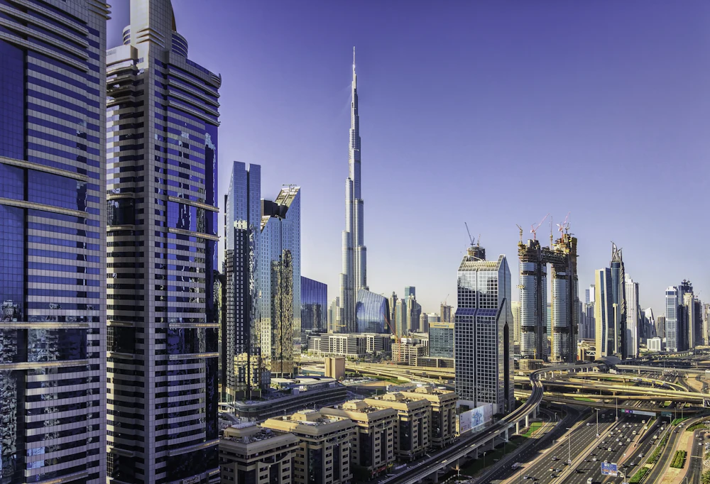 Burj Khalifa i wieżowce Dubaju w słońcu