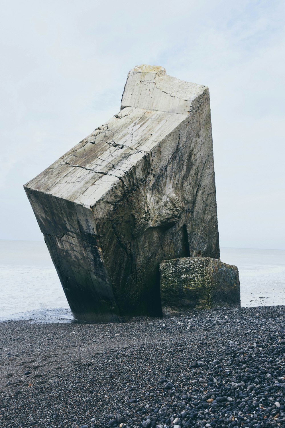 Tablette de pierre grise sur le rivage