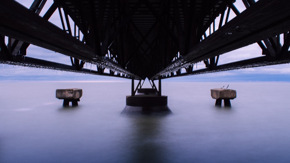 fotografia de baixo ângulo da ponte de aço preta