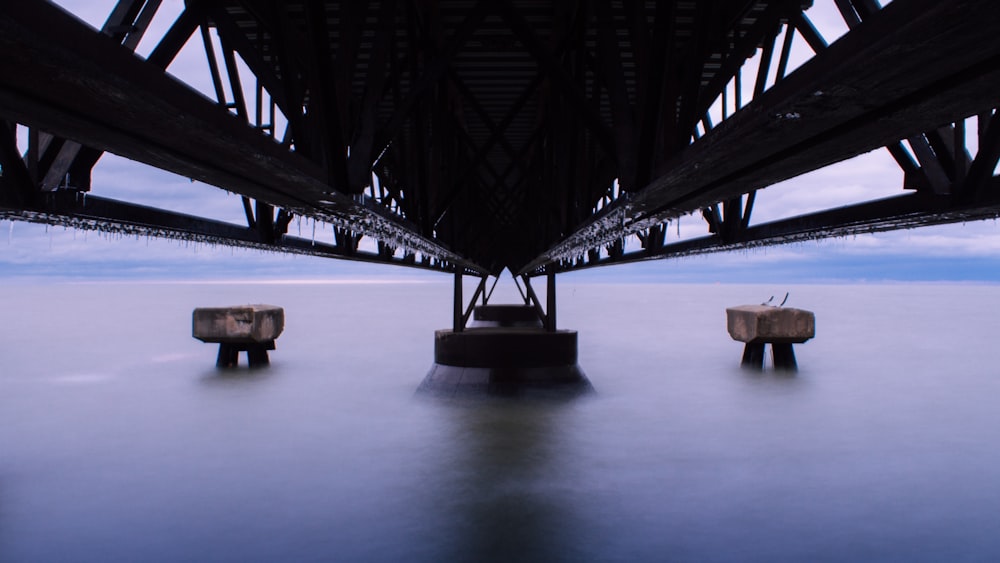 Fotografía de ángulo bajo de puente de acero negro