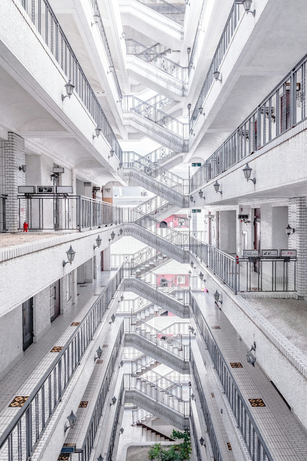 Edificio de gran altura pintado de blanco