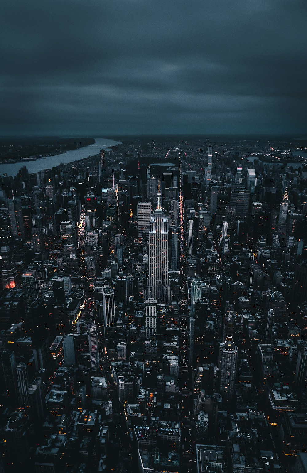 Foto aérea del horizonte de la ciudad por la noche