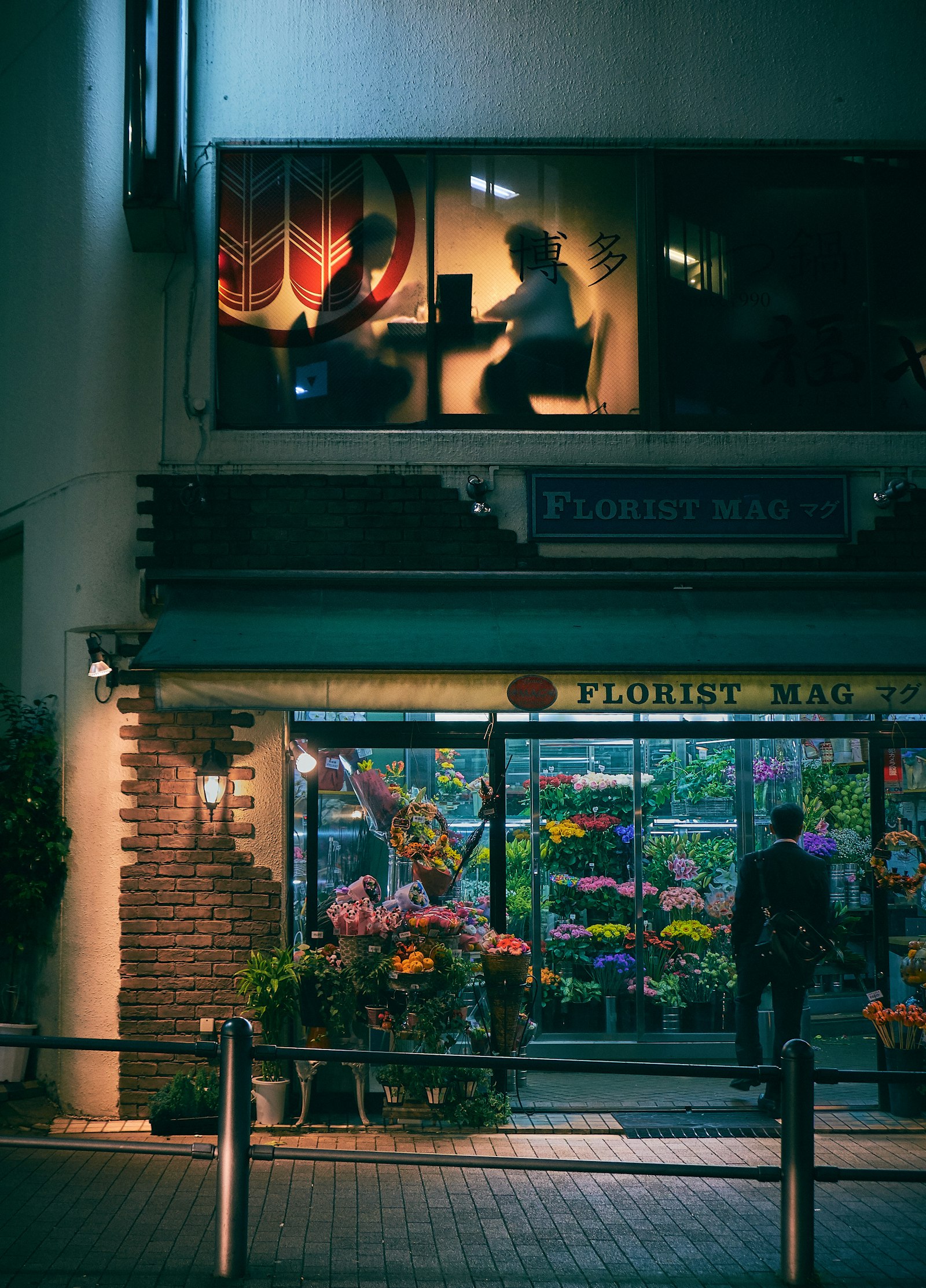 Fujifilm X-Pro2 + Fujifilm XF 18-135mm F3.5-5.6 R LM OIS WR sample photo. Man standing on store photography