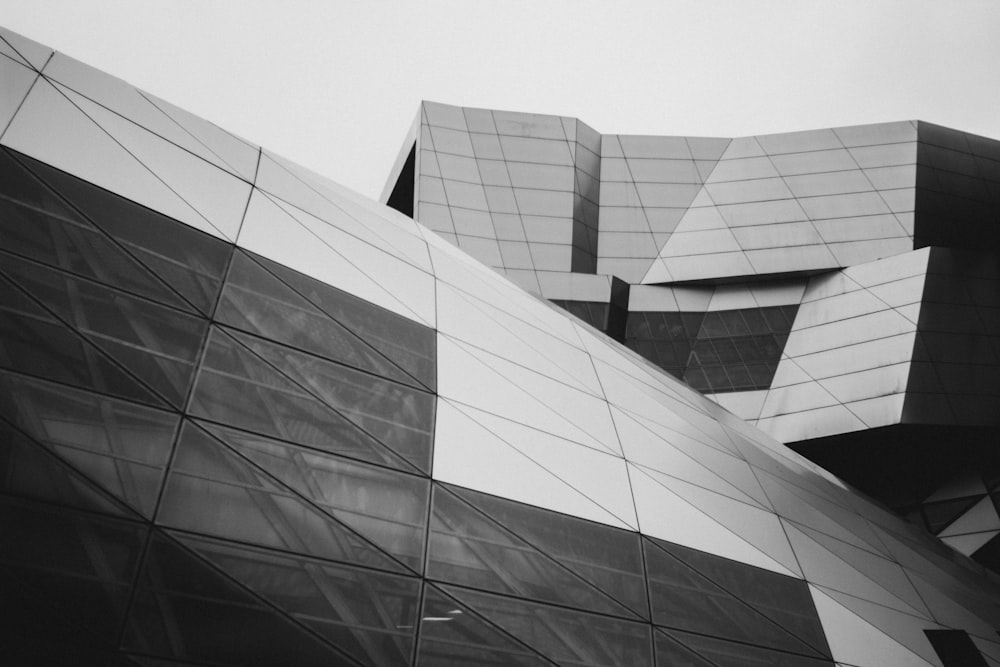 Edificio de vidrio fotográfico en escala de grises