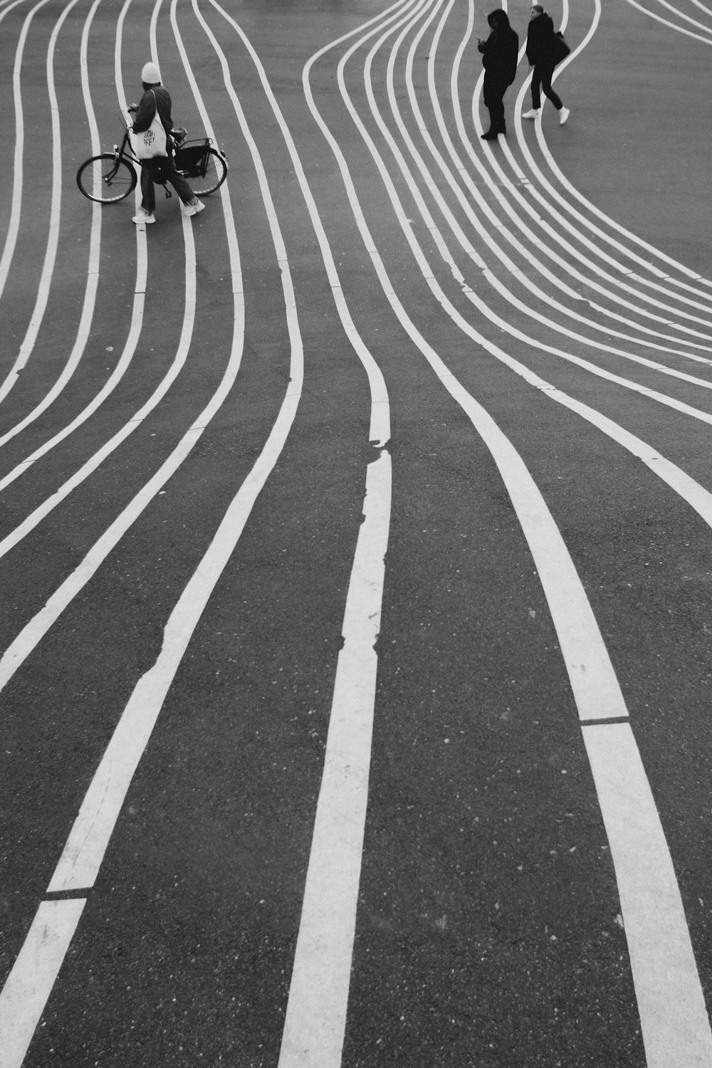 hombre sosteniendo la bicicleta