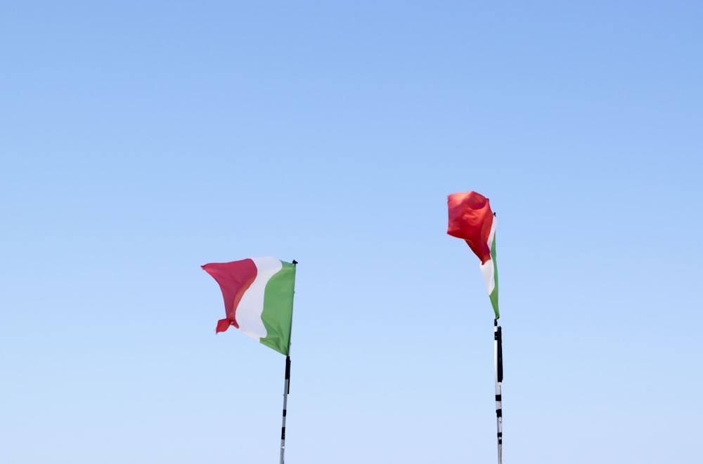 due bandiere dell'Italia su aste