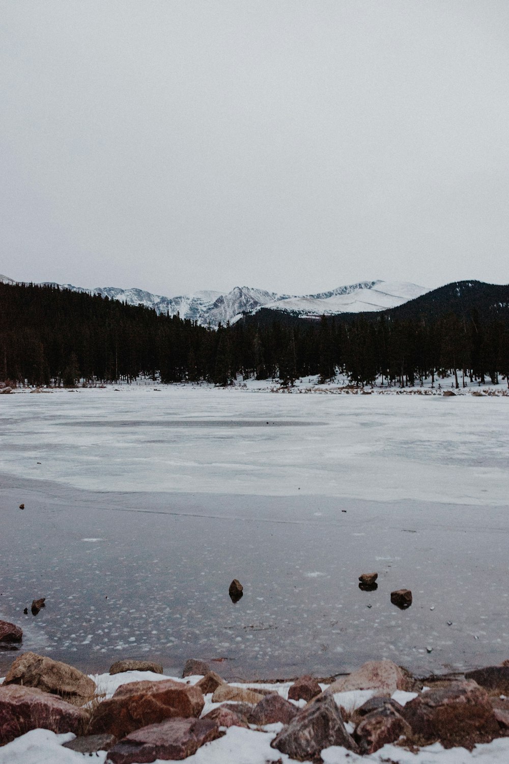 Foto de paisaje de montaña cubierta de nieve