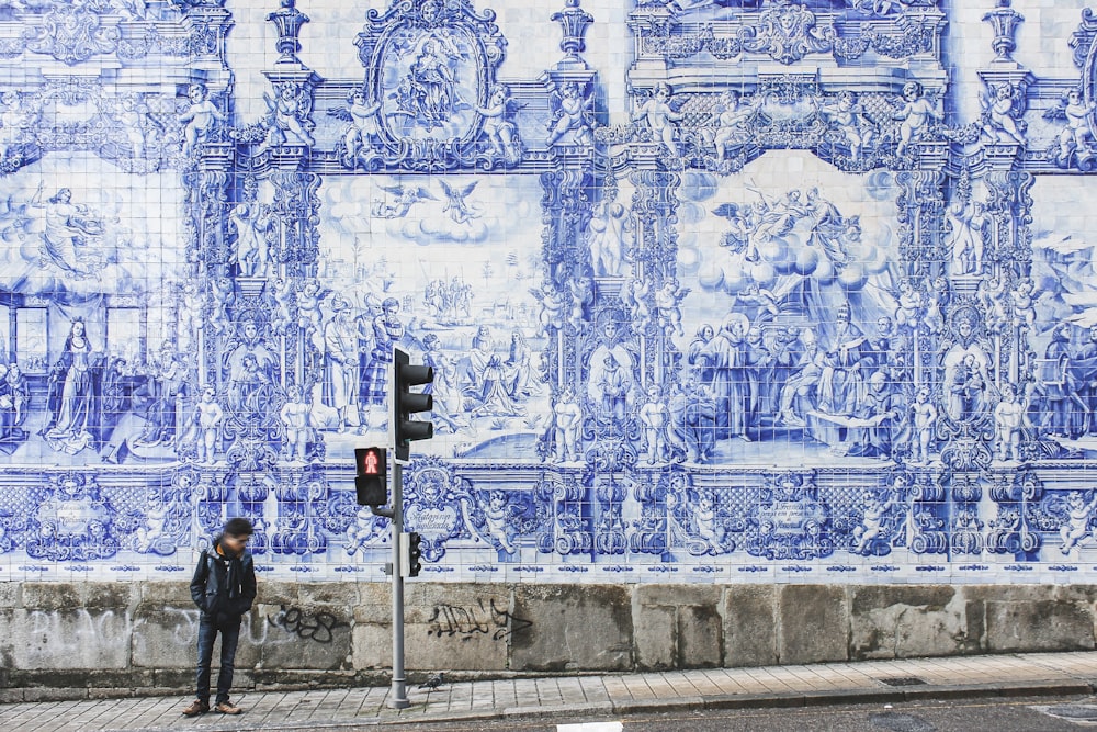 homem parado perto de semáforos