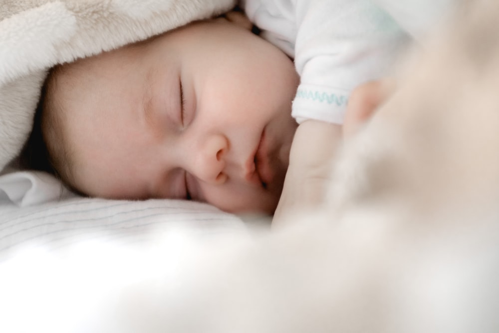 眠っている赤ちゃんのセレクティブフォーカス写真