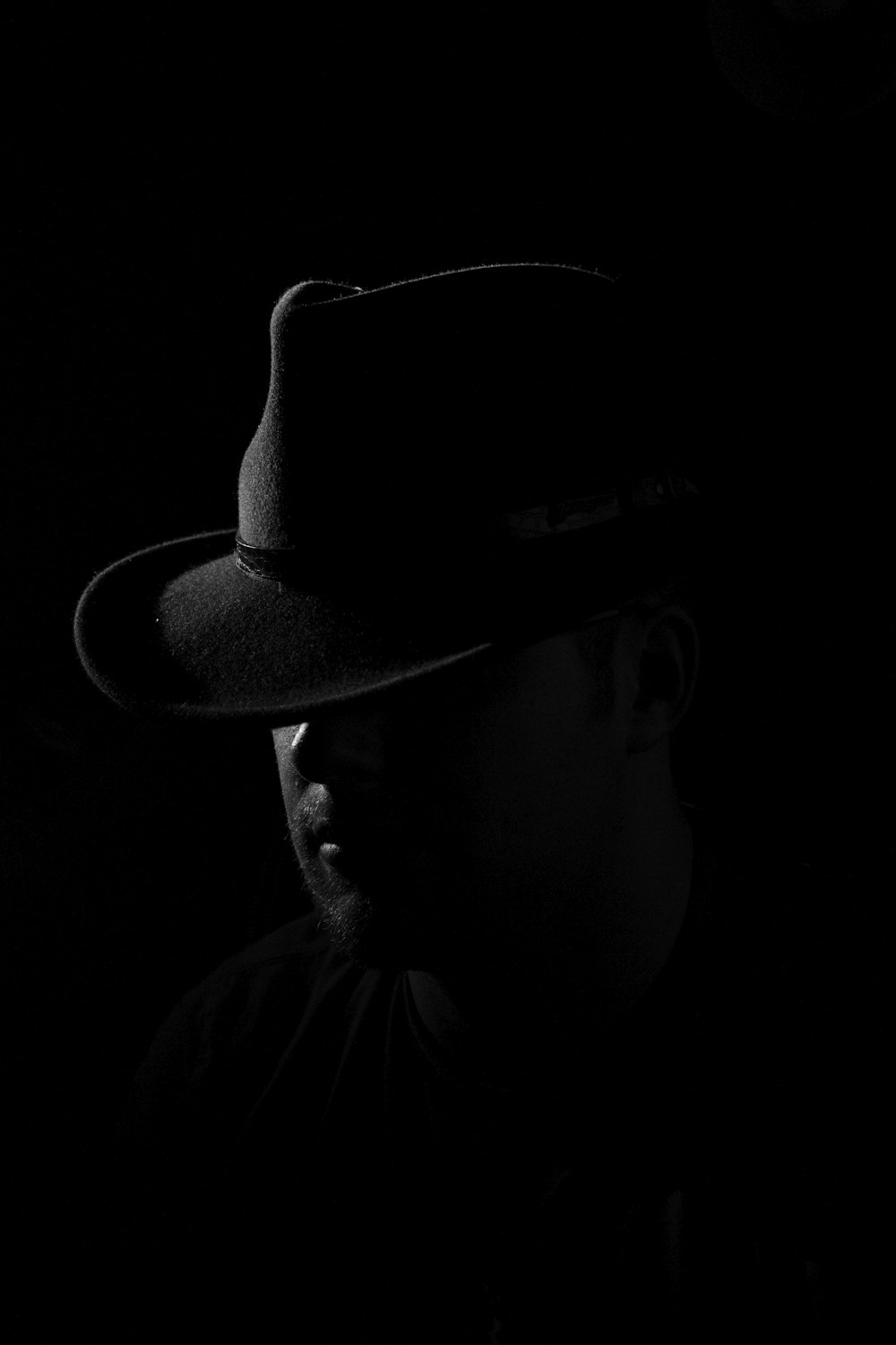 homme portant un chapeau noir