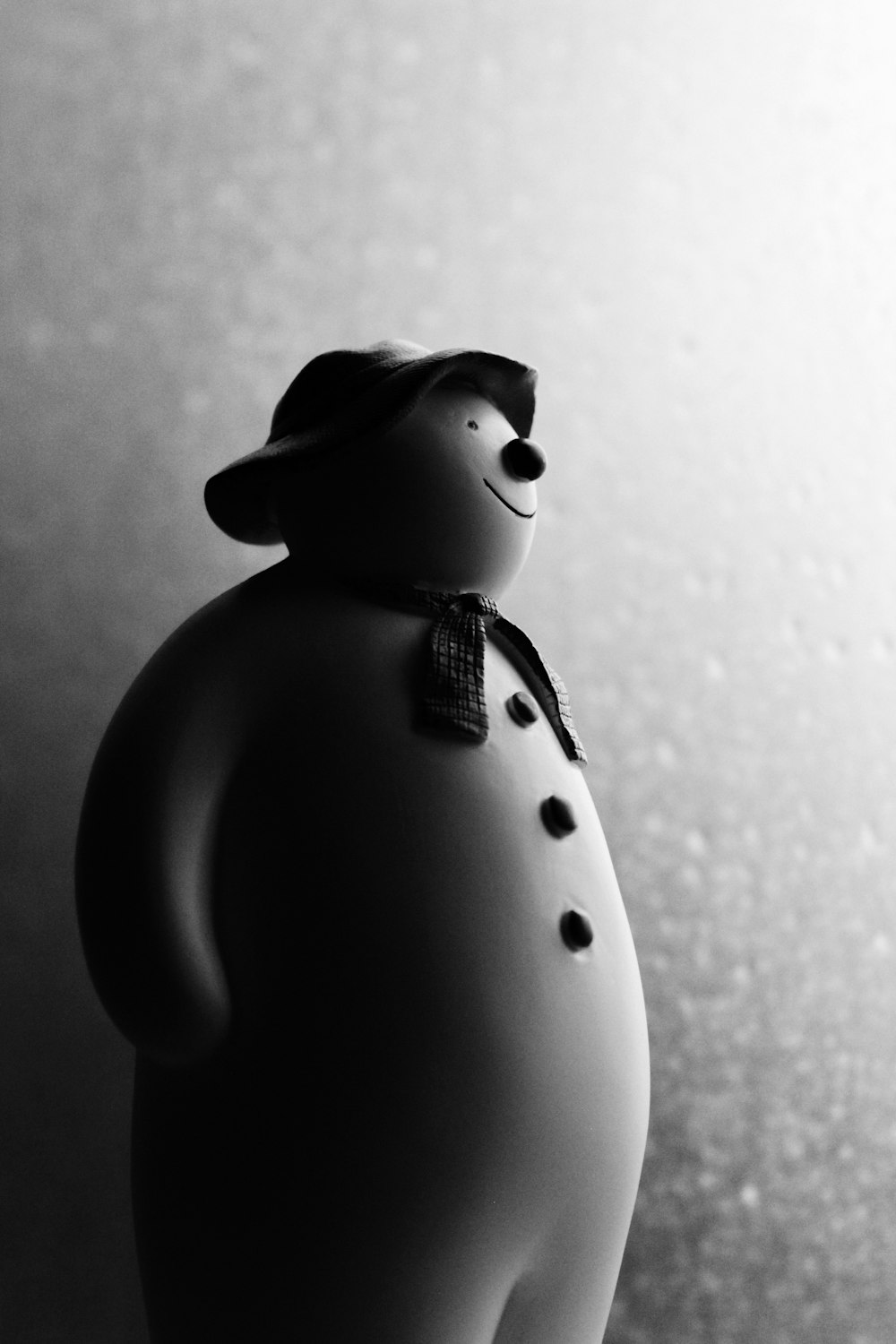fotografia in scala di grigi della figurina del pupazzo di neve
