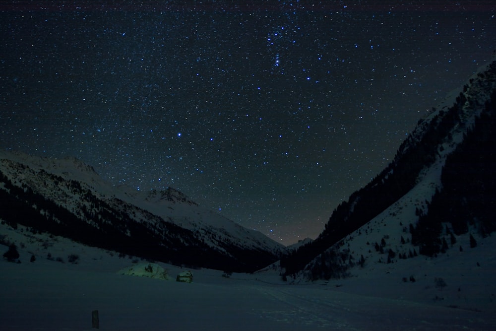 Montaña cubierta de nieve bajo la noche estrellada