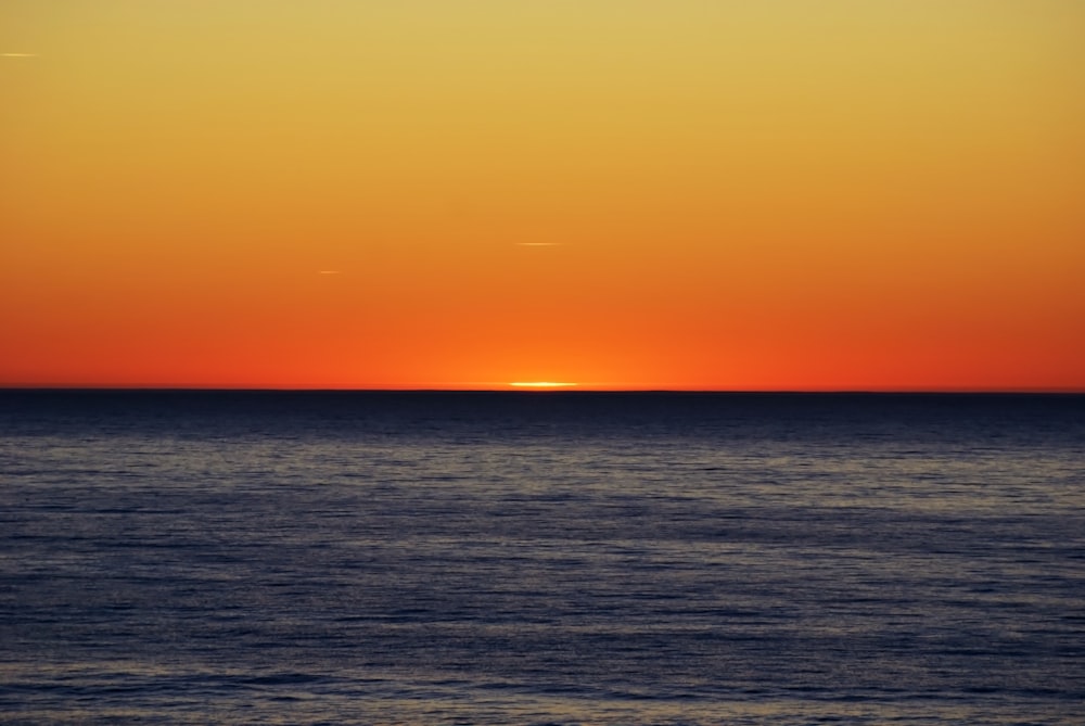 photographie de paysage du lever du soleil sur la plage